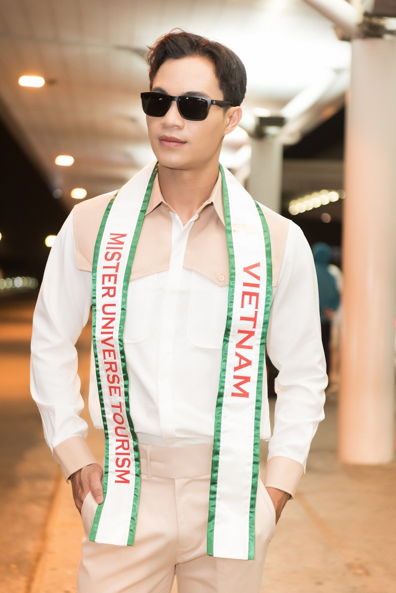 Tại sân bay, Hoàng Sơn chia sẻ: “Tôi nhận được tình cảm, sự ủng hộ của gia đình, bạn bè, đồng nghiệp lẫn khán giả. Tất cả những điều đó trở thành động lực để tôi cố gắng trong hành trình này. Hơn 10 ngày sắp tới, dù có gặp khó khăn thế nào hay hạn chế ra sao, tôi cũng sẽ nỗ lực hết sức mình để giành được thành tích tốt nhất cũng như để lại dấu ấn đẹp ở cuộc thi”.