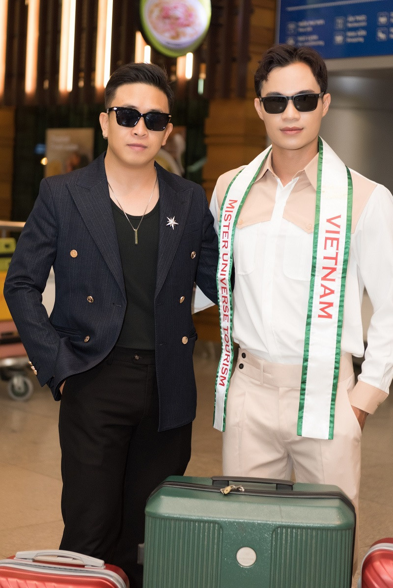 Bác sĩ 9X cho biết mình tràn đầy tự tin và tinh thần nhiệt huyết. Anh khẳng định sẽ cố gắng thể hiện thật tốt, chinh chiến hết mình trong từng phần thi với quyết tâm mang về niềm tự hào cho quê hương. Trong hình Hoàng Sơn chụp ảnh cùng MC Tấn Văn.