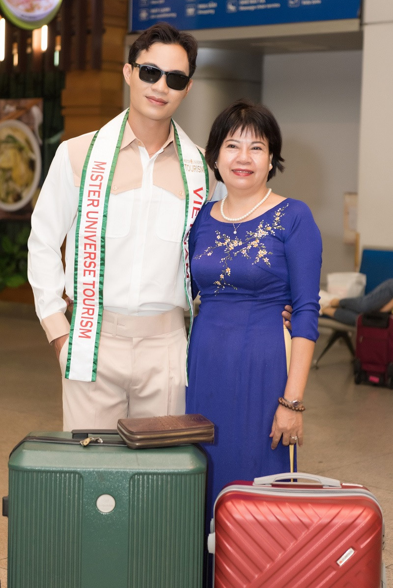 Huỳnh Võ Hoàng Sơn sinh năm 1996, cao 1,85m, nặng 80 kg, số đo ba vòng 105-78-105 cm. Từng tạm gác ước mơ làm người mẫu và diễn viên, sau thời gian học tập với tấm bằng thạc sĩ và trở thành bác sĩ, Huỳnh Võ Hoàng Sơn dự thi nam vương quốc tế để thực hiện ước mơ và khẳng định bản thân.