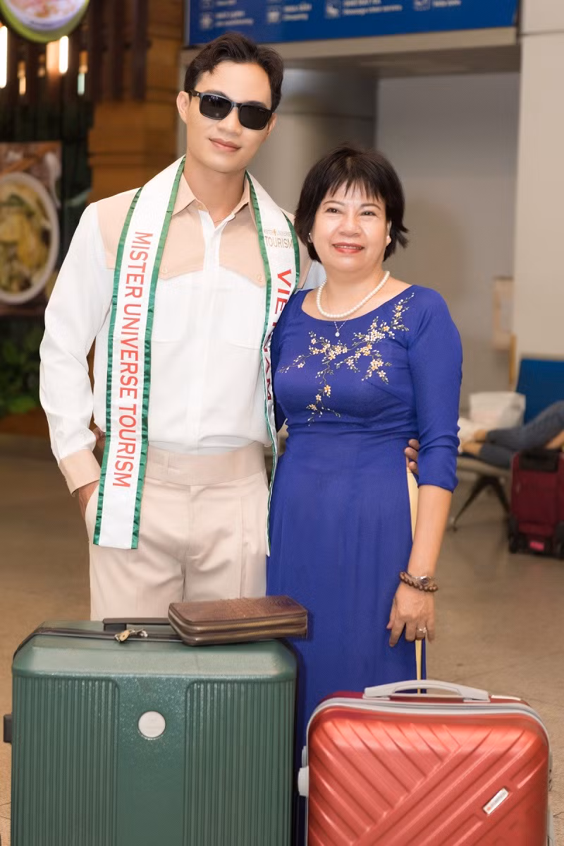 Huỳnh Võ Hoàng Sơn sinh năm 1996, cao 1,85m, nặng 80 kg, số đo ba vòng 105-78-105 cm. Từng tạm gác ước mơ làm người mẫu và diễn viên, sau thời gian học tập với tấm bằng thạc sĩ và trở thành bác sĩ, Huỳnh Võ Hoàng Sơn dự thi nam vương quốc tế để thực hiện ước mơ và khẳng định bản thân.