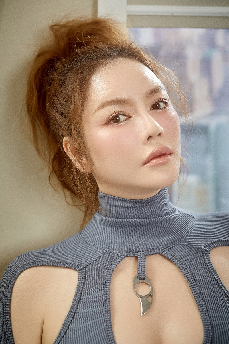 "Dạo gần đây, lý do tôi ít xuất hiện trong các sự kiện giải trí vì thứ nhất, tôi đang phát triển thêm dự án kinh doanh trong các lĩnh vực khác ngoài bất động sản và kim cương. Thứ hai tôi hạn chế xuất hiện giai đoạn này vì muốn làm mới mình. Tôi làm nghề không phải chỉ để nổi tiếng. Tôi làm nghề vì đam mê nghệ thuật và muốn truyền cảm hứng cũng như năng lượng tích cực đến với mọi người thông qua cuộc sống, công việc hàng ngày của mình", Lý Nhã Kỳ chia sẻ.