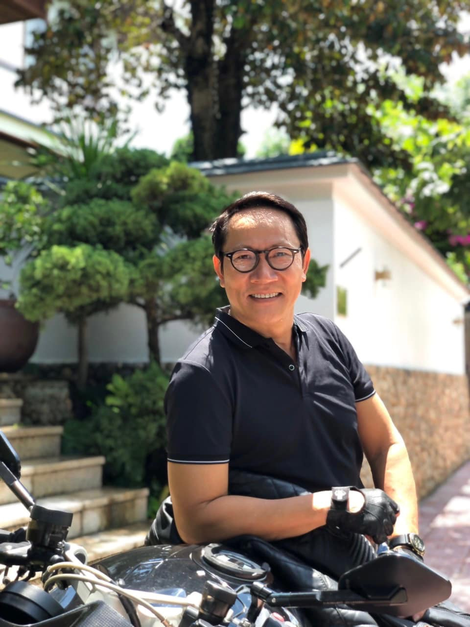 Hiện tại, anh làm giám đốc đại diện khu vực miền Trung cho một nhãn hàng thiết bị vệ sinh, phòng tắm.