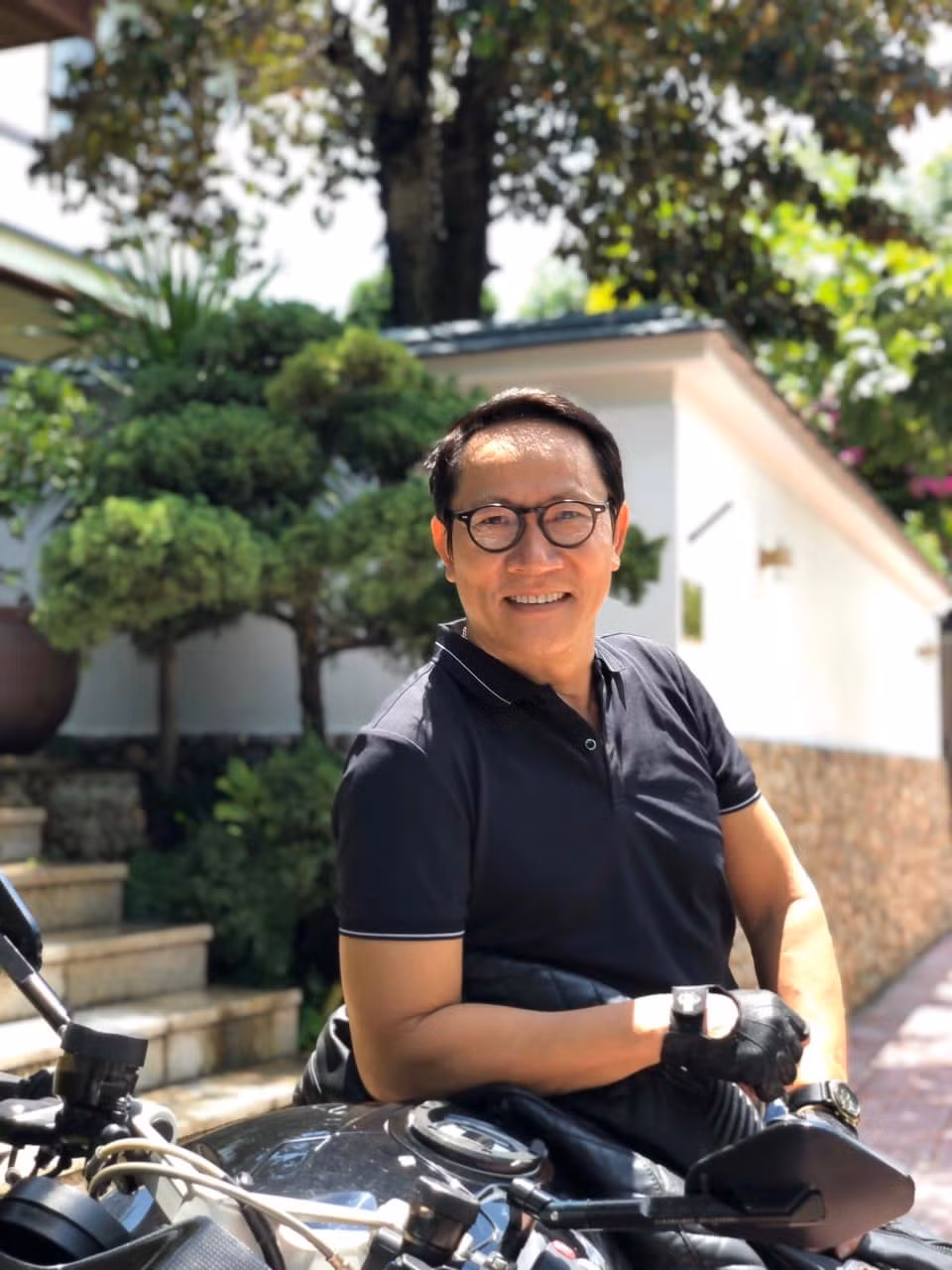 Hiện tại, anh làm giám đốc đại diện khu vực miền Trung cho một nhãn hàng thiết bị vệ sinh, phòng tắm.