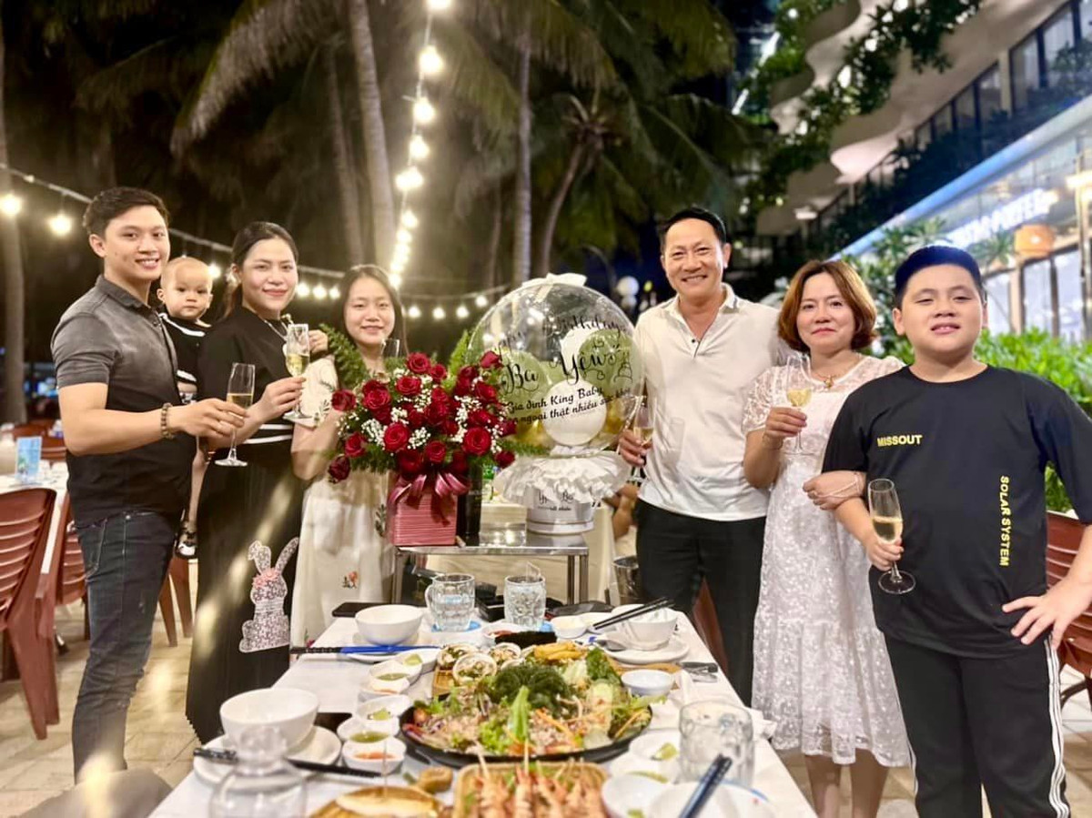 Đăng ảnh cùng vợ con, nghệ sĩ Hoàng Hải viết: "Thế là ván đã đóng thuyền, anh có bằng chứng... Luyến đưa anh vào tròng... Video quay tử tế rồi, chạy đâu cho thoát? Nay lắm niềm vui quá! Vừa chuẩn bị được cưới gả, lại còn được tổ chức sinh nhật bên những người thân yêu. Cảm ơn tất cả mọi người vì những lời chúc. Anh Hải năm nay 55 tuổi, còn anh Lưu thì vừa đủ tuổi lấy vợ nhé".