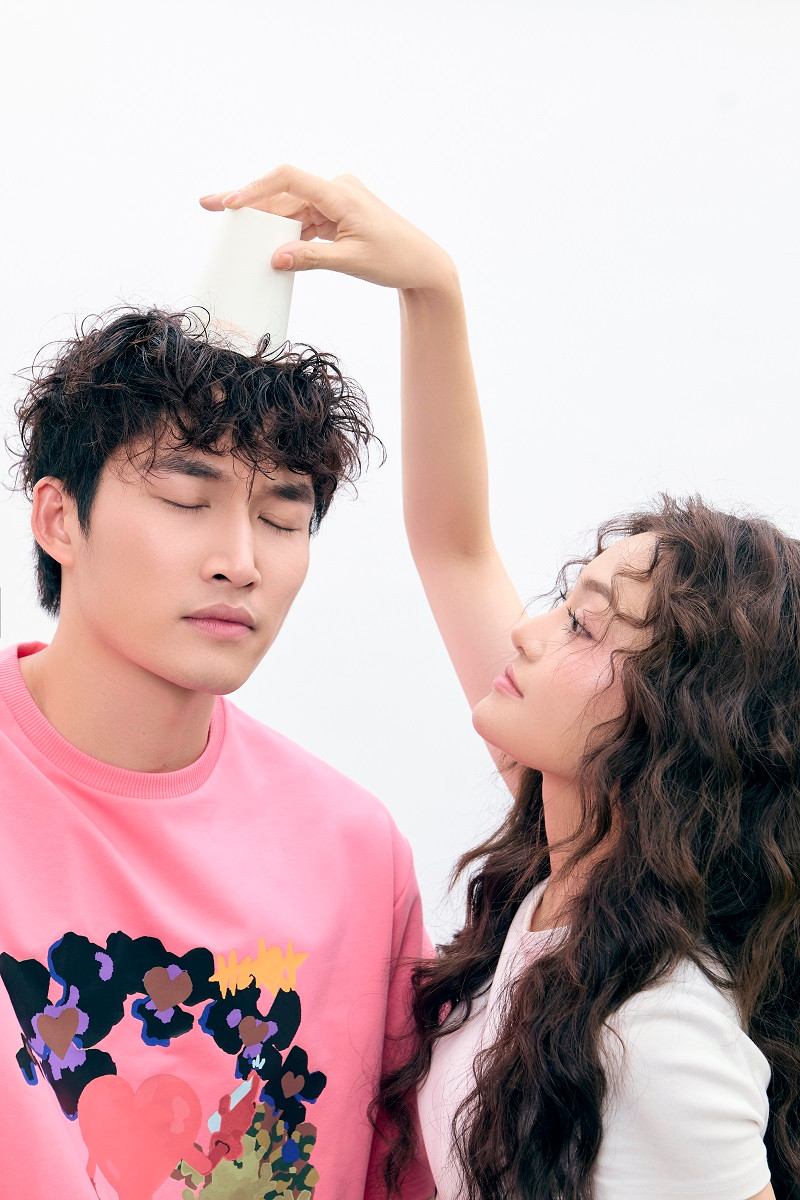 “Lịch quay phim dày đặc hàng ngày nhưng mỗi khi được nghỉ một chút, tôi đều lên mạng đọc những bình luận của khán giả về phim. Lời khen có, lời chê cũng có, nhưng tôi thấy đa phần mọi người yêu thích cô thợ bánh Ly. Điều đó khiến tôi có thêm động lực, tinh thần để làm tốt hơn trong những cảnh quay tiếp theo. Với những lời chê, tôi coi đó là cơ hội để mình nhìn nhận lại diễn xuất của bản thân, từ đó rút kinh nghiệm”, nữ diễn viên bày tỏ.