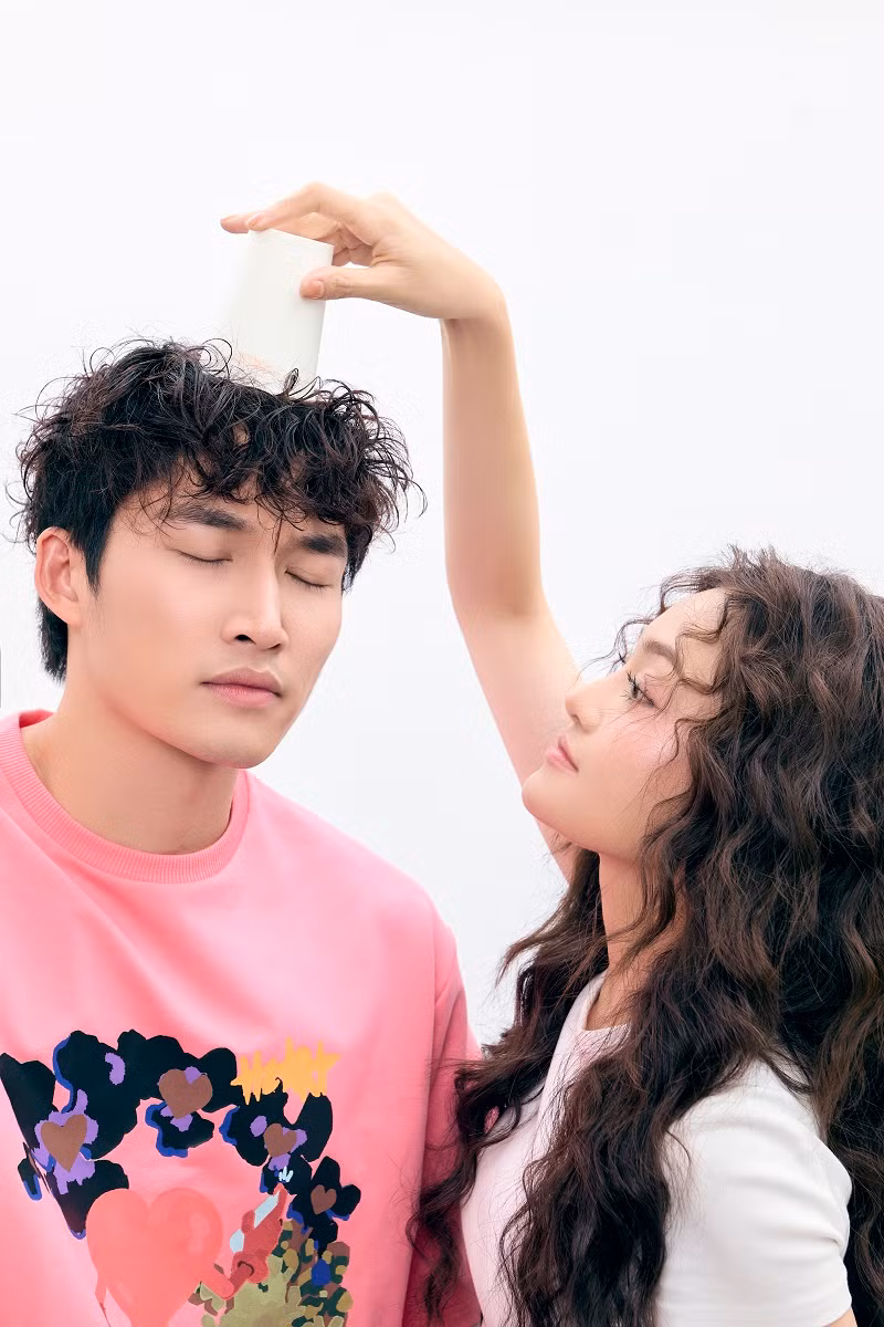 “Lịch quay phim dày đặc hàng ngày nhưng mỗi khi được nghỉ một chút, tôi đều lên mạng đọc những bình luận của khán giả về phim. Lời khen có, lời chê cũng có, nhưng tôi thấy đa phần mọi người yêu thích cô thợ bánh Ly. Điều đó khiến tôi có thêm động lực, tinh thần để làm tốt hơn trong những cảnh quay tiếp theo. Với những lời chê, tôi coi đó là cơ hội để mình nhìn nhận lại diễn xuất của bản thân, từ đó rút kinh nghiệm”, nữ diễn viên bày tỏ.