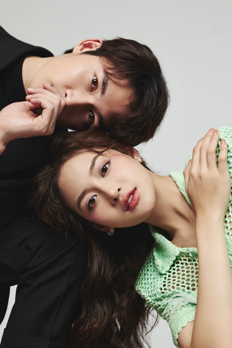 Bản thân Thuỳ Anh thừa nhận, đóng cảnh tình cảm với Mạnh Trường làm cô "ngại kinh khủng" vì ở dự án "Cả một đời ân oán", cô đóng vai con gái hờ của "đàn anh", còn với "Đừng nói khi yêu", cả hai lại trở thành cặp đôi oan gia. Riêng với Đình Tú, nữ diễn viên lại rất thoải mái về tâm lý, ít gặp áp lực trong những phân đoạn chung.