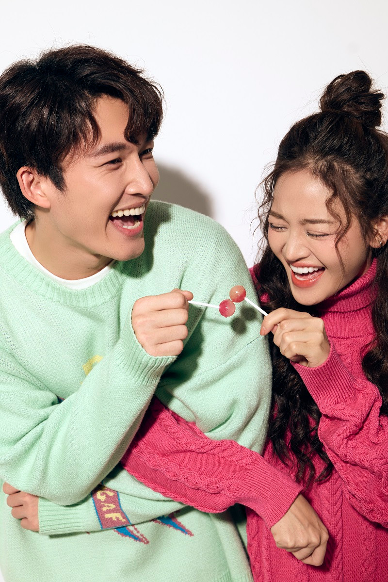 Cũng nhờ có tình bạn thân ở ngoài đời mà khi lên phim, Thuỳ Anh - Đình Tú diễn xuất ăn ý, thậm chí có phân đoạn, cả hai diễn một đúp "ăn luôn". Không ít lần, cả hai còn phiêu theo nhân vật đến mức thêm lời thoại và biểu cảm khác so với kịch bản. Không khí trên phim trường trong mỗi cảnh quay của Thuỳ Anh - Đình Tú nhờ vậy luôn vui vẻ, đạo diễn hô "cắt" mà cả hai vẫn còn đùa cợt nhau.