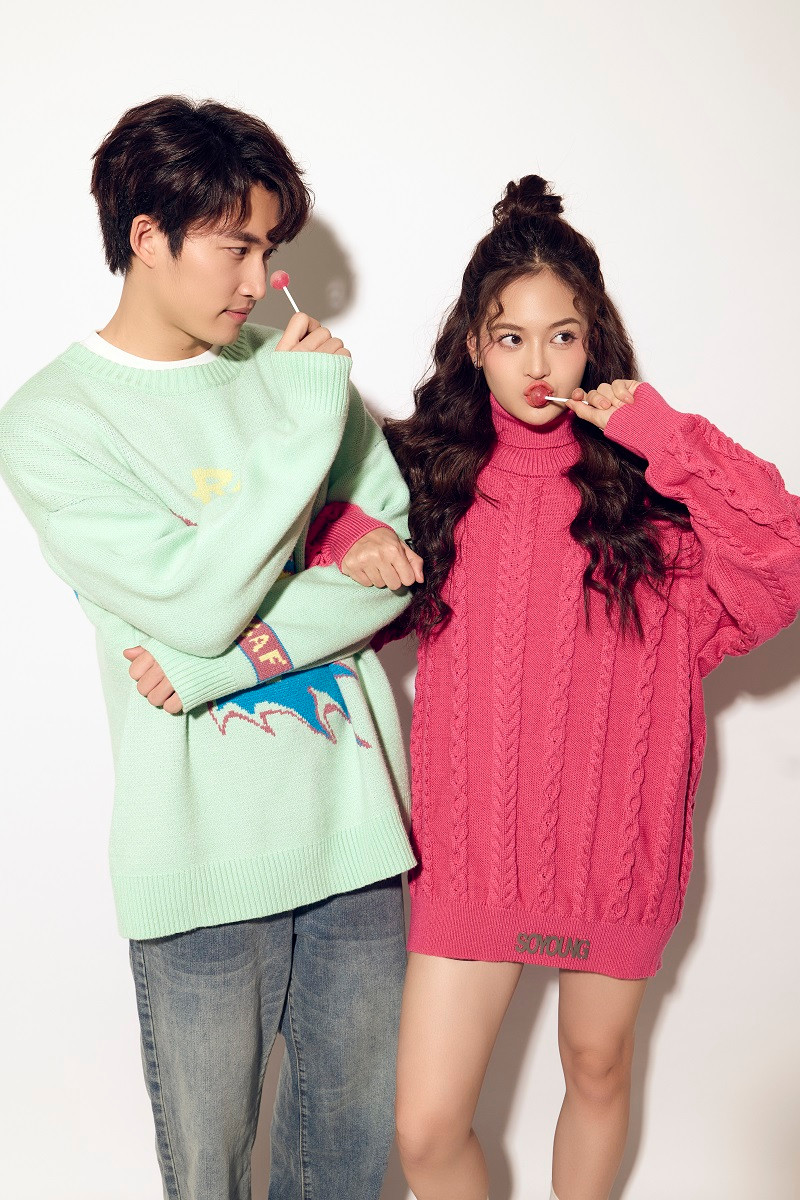 Sau vài ngày quay chung, cả hai thấy hợp về tính cách nên thường xuyên rủ nhau đi ăn chung. Từ đó, họ xoá bỏ rào cản về khoảng cách tuổi tác, xưng hô "mày -tao" một cách tự nhiên như tình bạn khác giới trên phim của hai nhân vật Ly và Tú.