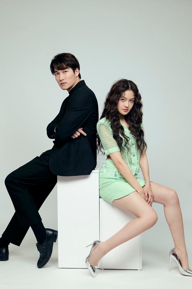 Cô cười bật mí: “Cả tôi và Tú đều rất nhây và khùng, dù chưa quay, chỉ mới tập thoại với nhau thôi mà đã đùa giỡn… tốn rất nhiều sức. Nếu quay cả ngày với Đình Tú, tôi phải chuẩn bị không ít năng lượng”.