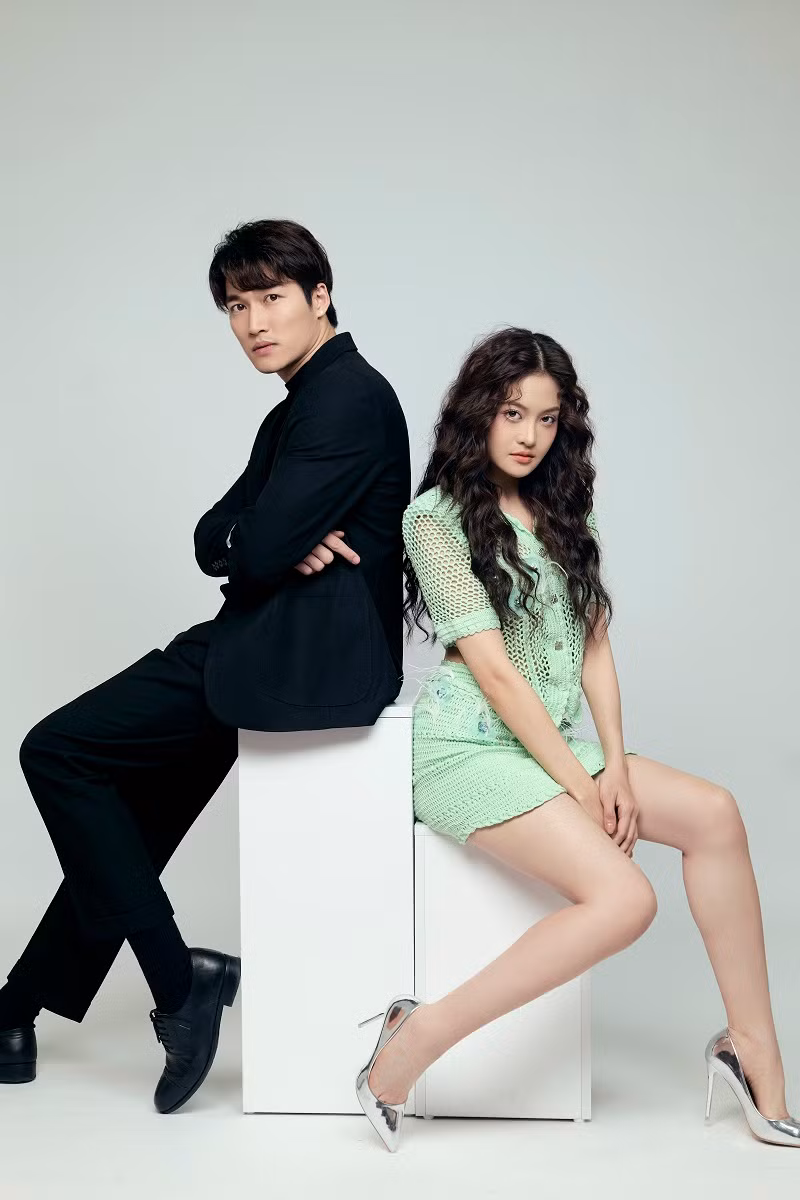 Cô cười bật mí: “Cả tôi và Tú đều rất nhây và khùng, dù chưa quay, chỉ mới tập thoại với nhau thôi mà đã đùa giỡn… tốn rất nhiều sức. Nếu quay cả ngày với Đình Tú, tôi phải chuẩn bị không ít năng lượng”.