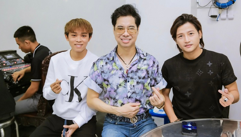 Ngọc Sơn chia sẻ, anh từng về thành phố biển xinh đẹp Quy Nhơn diễn rất nhiều lần và lúc nào cũng nhận được tình cảm nồng nhiệt của bà con nơi đây. Lần này cũng vậy, trở lại Quy Nhơn, liveshow “Tình con” của Ngọc Sơn sớm cháy vé ngay sau khi chính thức công bố, dù giá lên đến 8 triệu đồng/1 cặp vé VIP.