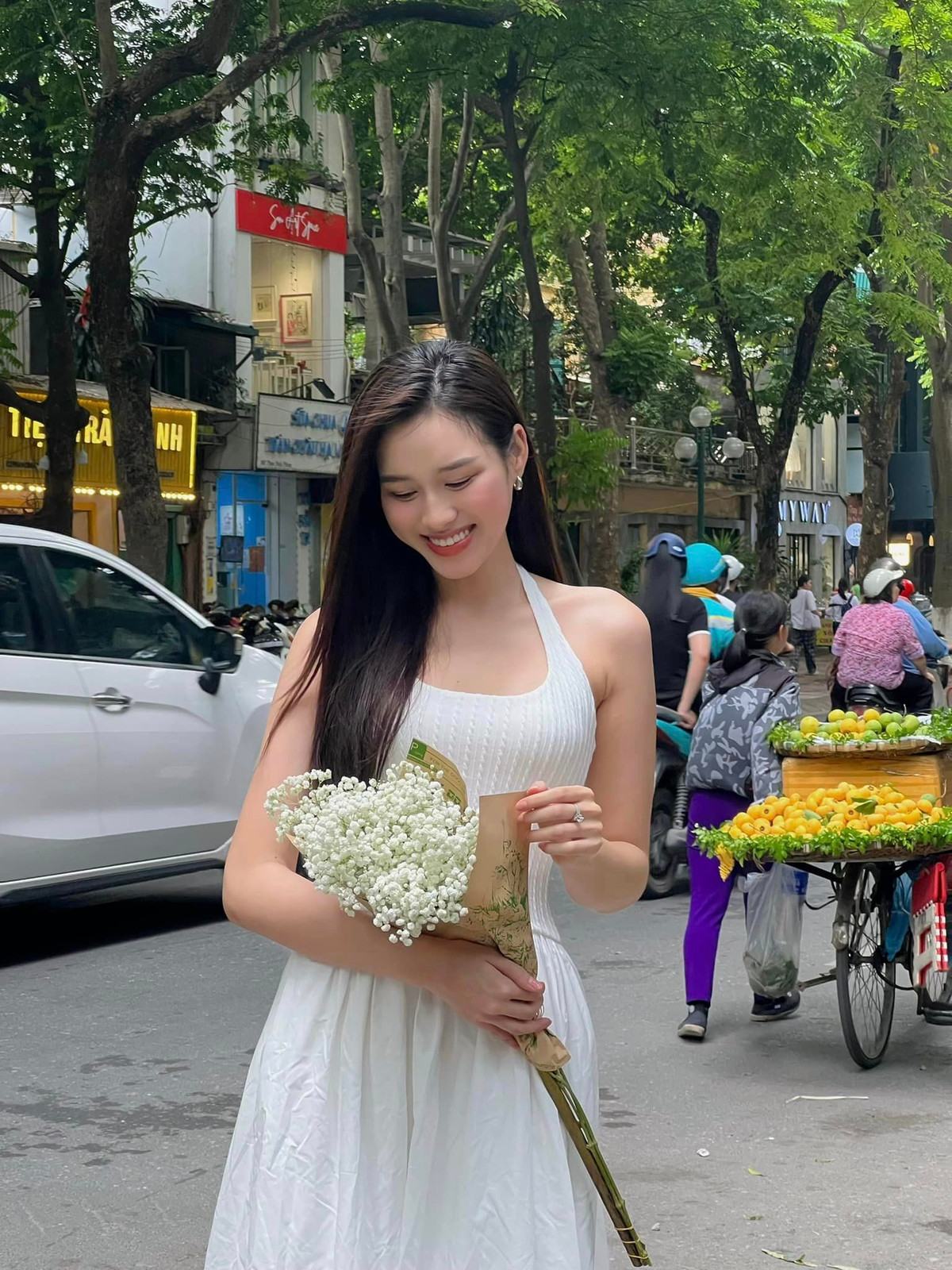 Đỗ Thị Hà sinh năm 2001, quê Thanh Hóa. Năm 2020, cô tham gia cuộc thi Hoa hậu Việt Nam và đăng quang ngôi vị cao nhất.