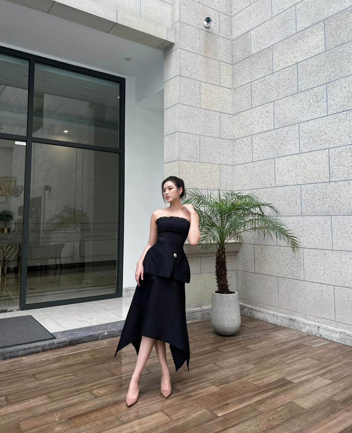 "Nhiều người luôn nghĩ về danh xưng hoa hậu với những cụm từ đi kèm mang chiều hướng tiêu cực như “đại gia”, “thiếu gia”, “con dâu nhà hào môn”,.. còn tôi, tôi muốn trở thành đại gia, thành phú bà của chính cuộc đời mình. Khi đã ở vị trí đó, tôi sẵn sàng sánh bước với những người đàn ông chưa có gì trong tay”, Đỗ Thị Hà cho biết.