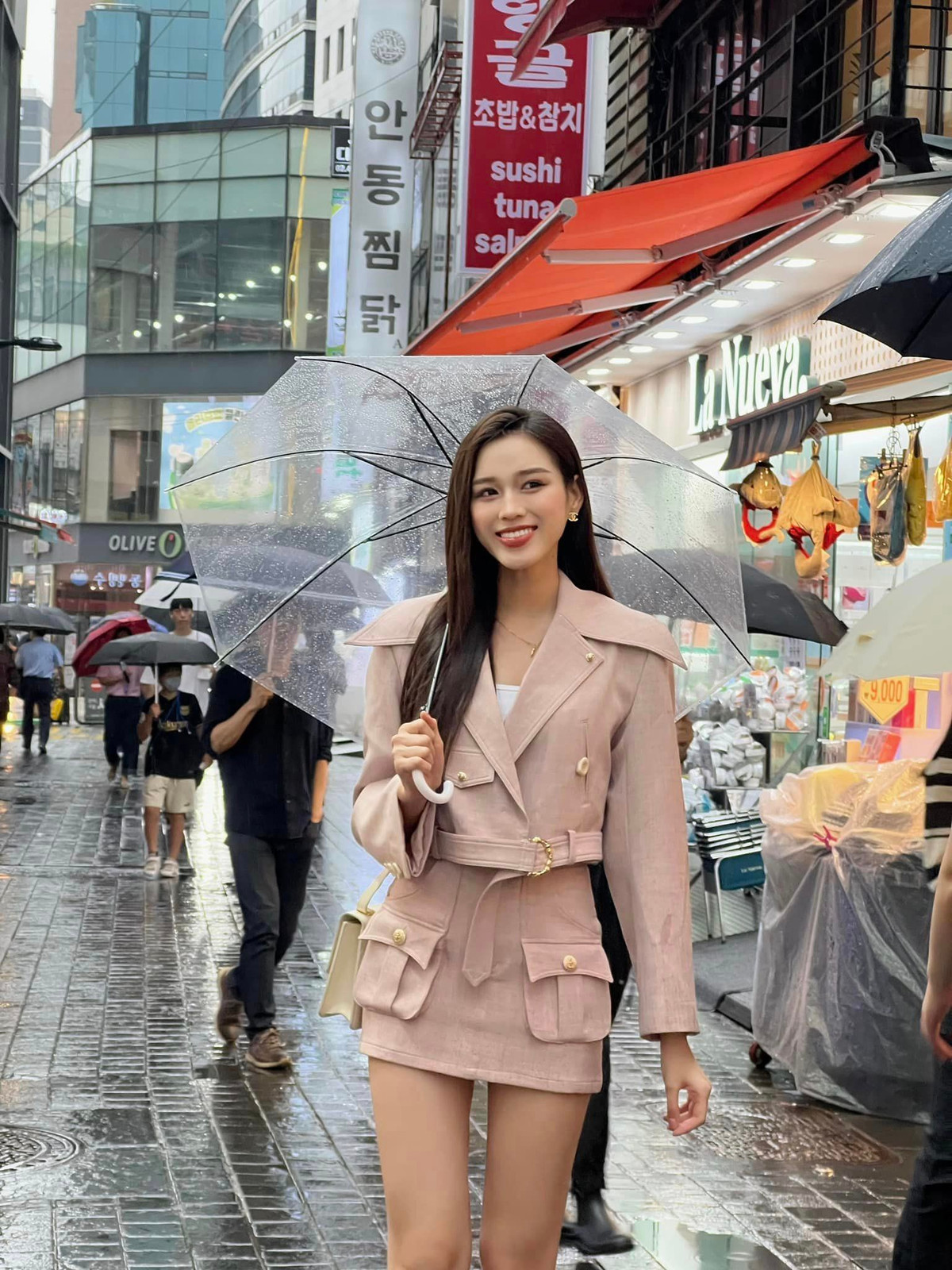 Mỹ nhân Thanh Hóa khéo khoe đôi chân dài 1m11 khi diện thiết kế ngắn đi dạo phố.