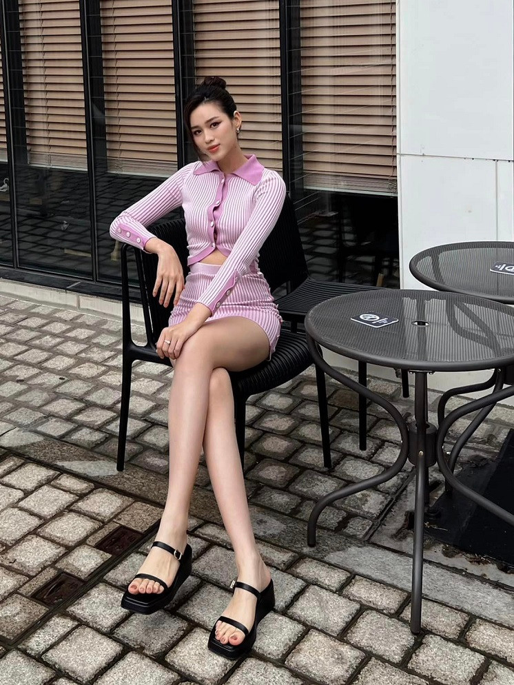 Trong chuyến công tác, nàng hậu chuẩn bị khá nhiều trang phục từ trẻ trung, năng động, gợi cảm đến những thiết kế thanh lịch, sang trọng.