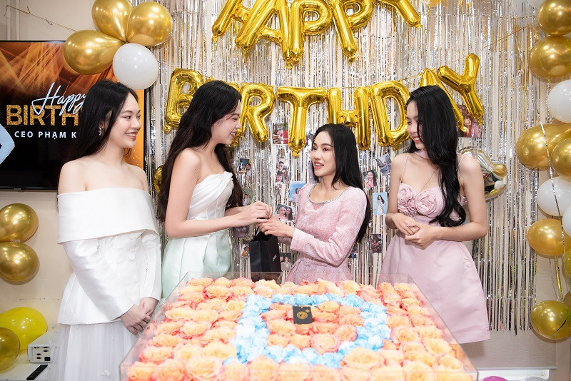 3 nàng hậu không quên gửi những lời chúc tuyệt vời đến “bà trùm hoa hậu” cùng với bó hoa tươi thắm và một món quà sinh nhật đặc biệt.