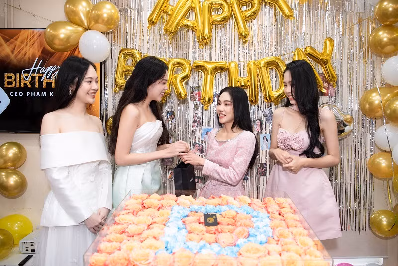 3 nàng hậu không quên gửi những lời chúc tuyệt vời đến “bà trùm hoa hậu” cùng với bó hoa tươi thắm và một món quà sinh nhật đặc biệt.