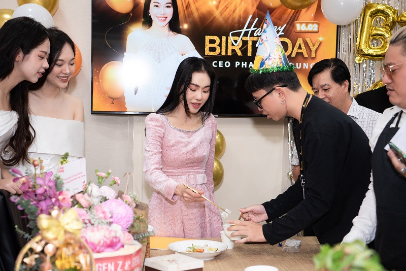 Người đẹp Phạm Kim Dung hạnh phúc đón tuổi mới. Cô cũng nhận được nhiều lời chúc mừng từ dàn sao Việt đình đám.