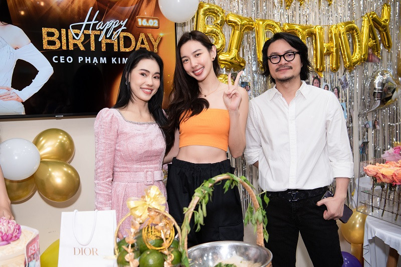 Hoa hậu Hòa bình Quốc tế Thùy Tiên chụp ảnh cùng vợ chồng đạo diễn Hoàng Nhật Nam.