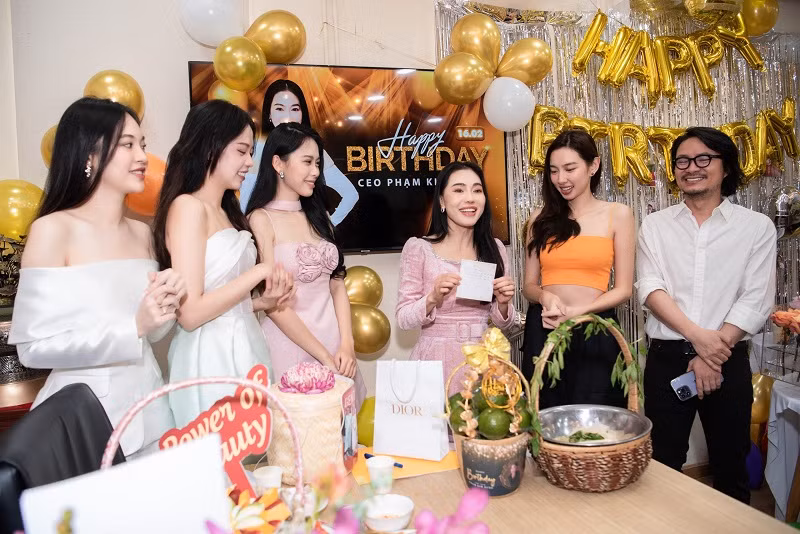 Tuy nhiên, khi nữ CEO Phạm Kim Dung mở gói quà ra thì chỉ là một mảnh giấy Thùy Tiên chúc sinh nhật cùng với dòng giãi bày: “Do quà em đặt chưa về, em sẽ gửi sau nha chị”.