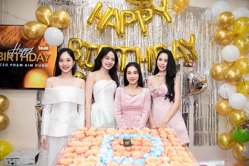 Góp mặt tại sinh nhật "bà trùm" Phạm Kim Dung là top 3 Hoa hậu Việt Nam 2022: Hoa hậu Thanh Thủy, Á hậu Thùy Linh và Á hậu Ngọc Hằng.