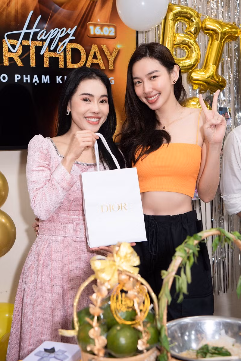 Đặc biệt Hoa hậu Hòa bình Quốc tế Nguyễn Thúc Thùy Tiên bất ngờ xuất hiện cùng với món quà vô cùng độc lạ. Thùy Tiên mang đến một túi quà với thương hiệu cao cấp đắt tiền.