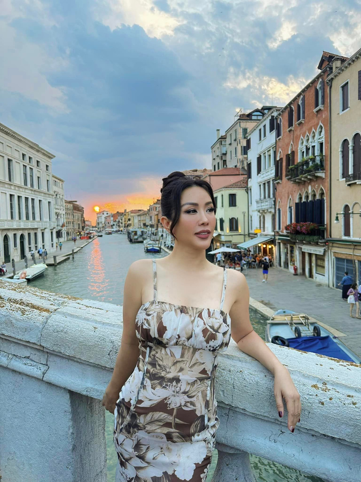 Sau 3 cuộc tình đổ vỡ và có ba con riêng, tháng 6/2021, Hoa hậu Thu Hoài đăng ký kết hôn với doanh nhân Tống Trí sau 7 năm hẹn hò.