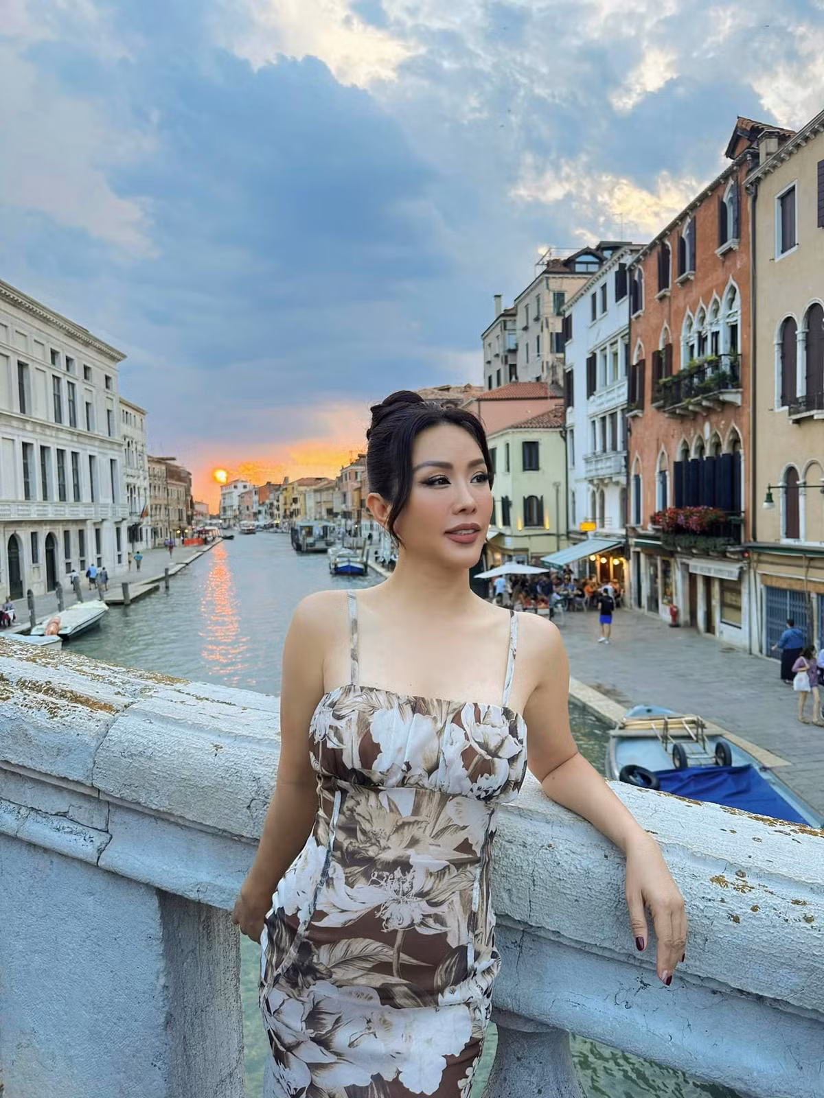 Sau 3 cuộc tình đổ vỡ và có ba con riêng, tháng 6/2021, Hoa hậu Thu Hoài đăng ký kết hôn với doanh nhân Tống Trí sau 7 năm hẹn hò.