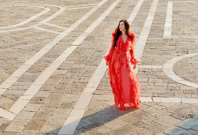 Thu Hoài cho biết, sau những ngày tháng tất bật với công việc khi hoạt động ở nhiều lĩnh vực khác nhau, cô luôn lựa chọn du lịch để giải toả mọi căng thẳng, cũng như tìm hiểu thêm về văn hoá, ẩm thực, con người ở những địa điểm cô đặt chân tới.