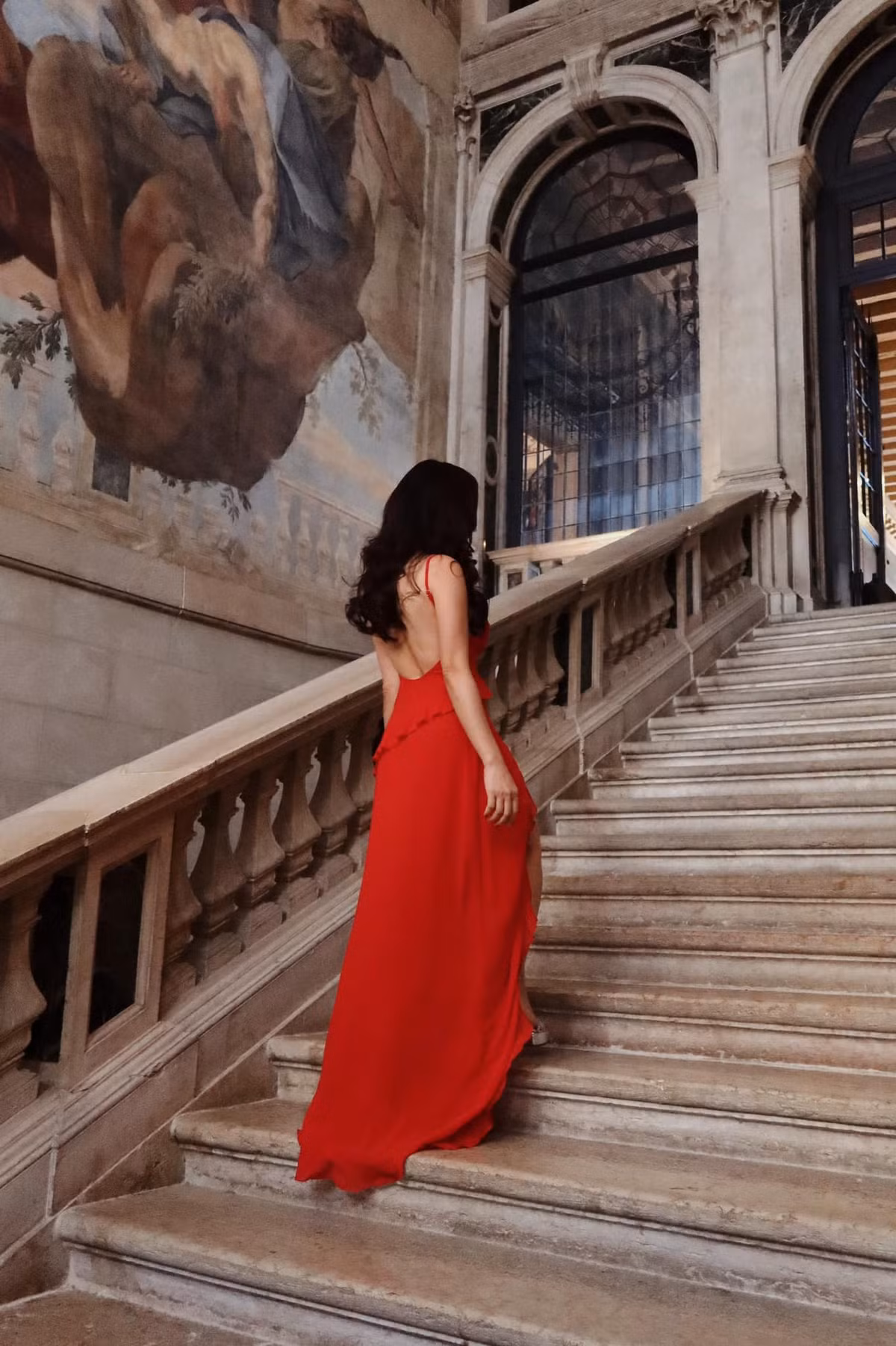 Chia sẻ bí quyết làm đẹp, Thu Hoài bày tỏ: "Đó là luôn ý thức được mình phải khoẻ và đẹp, cả cơ thể lẫn tinh thần. Tôi thực sự không nghĩ quá nhiều tới tuổi tác, bởi “không quan trọng bạn bao nhiêu tuổi, quan trọng là bạn nhìn giống bao nhiêu tuổi”. Tôi tập gym mỗi ngày, dành thời gian cho những thú vui nho nhỏ như chăm mèo, trang trí nhà cửa và cafe cùng bè bạn".