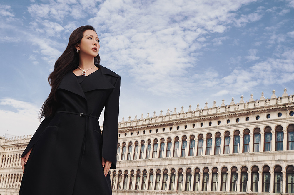 Thu Hoài đăng quang cuộc thi Hoa hậu Phu nhân người Việt thế giới 2012.