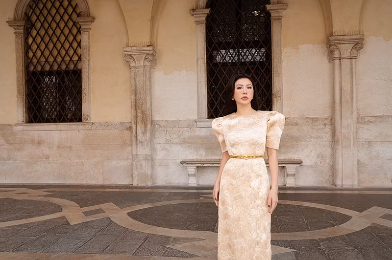 Giữa tháng 6 vừa qua, Hoa hậu Thu Hoài đảm nhận vai trò vedette quảng bá bộ sưu tập áo dài trong show thời trang tổ chức tại Venice. Sau khi kết thúc show diễn, bà mẹ 3 con đã dành thời gian thăm thú nhiều địa điểm du lịch nổi tiếng.