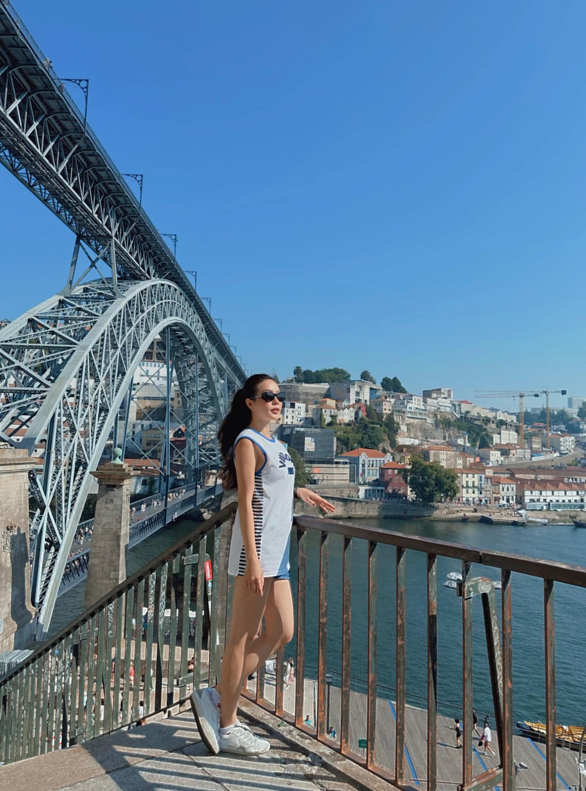 Ở tuổi U50, qua 3 lần sinh nở, Thu Hoài vẫn giữ được nhan sắc xinh đẹp, vóc dáng thon thả.