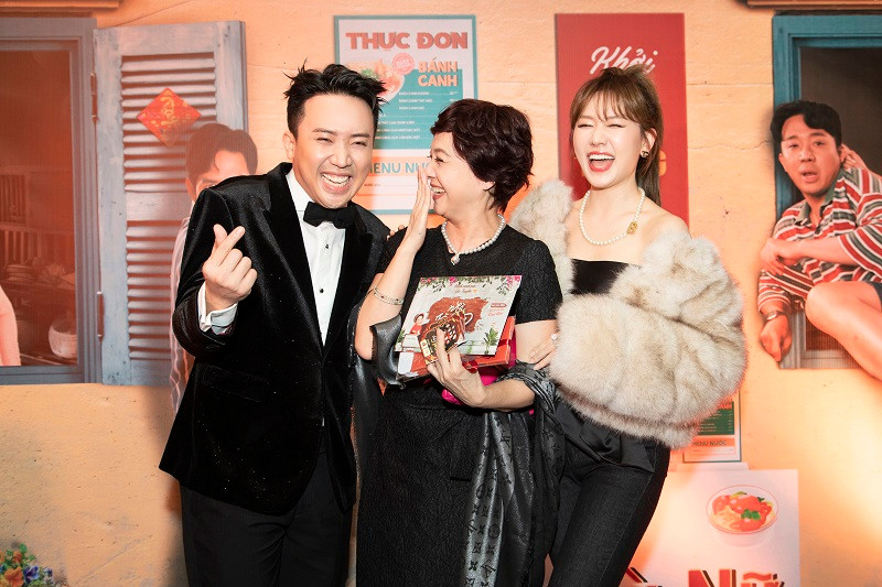 NSND Lê Khanh tươi rói bên vợ chồng Trấn Thành - Hari Won.