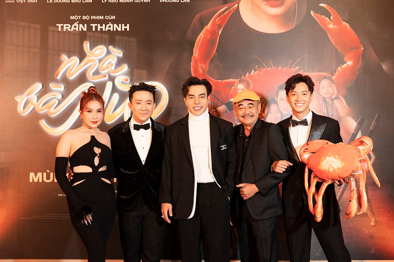 Khả Như mặc gợi cảm trong buổi họp báo phim. Cô đóng vai người vợ đanh đá, chửi chồng xa xả.