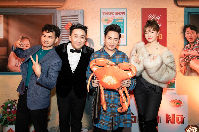 Buổi ra mắt phim của Trấn Thành quy tụ dàn nghệ sĩ đình đám đến tham dự. Trong hình, nghệ sĩ Xuân Bắc, Tùng Dương đến chúc mừng Trấn Thành.