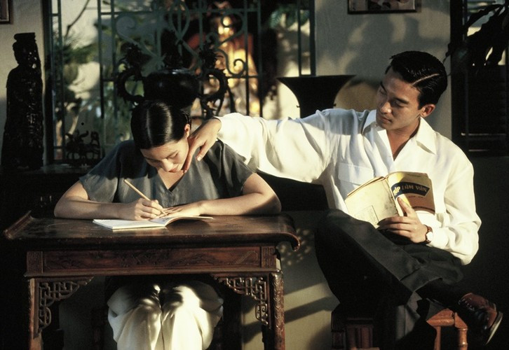 Sau hai bộ phim ngắn được đánh giá cao “Người thiếu phụ Nam Xương” (1988) và Hòn vọng phu (1990), đạo diễn Trần Anh Hùng tạo dấu ấn với phim “Mùi đu đủ xanh” (1993). Nội dung phim kể về một cô bé tên Mùi đi ở từ lúc nhỏ cho một gia đình buôn vải những năm 1950, cho đến khi trở thành thiếu nữ và yêu nghệ sĩ dương cầm Khuyến. Ảnh: Hà Nội mới