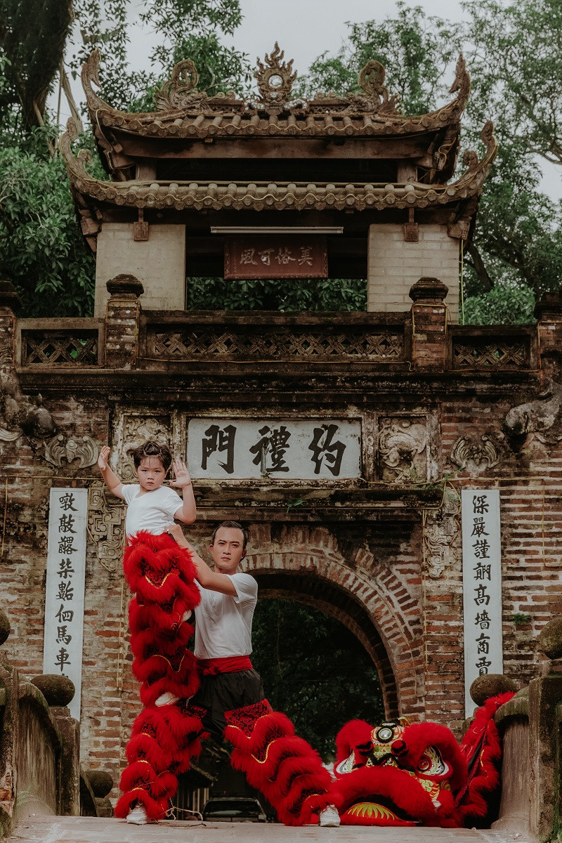 Trong bộ ảnh, hai “cha con” Doãn Quốc Đam hoá thân thành những người múa lân, diễn lại những động tác quen thuộc của môn nghệ thuật dân gian đặc biệt này.