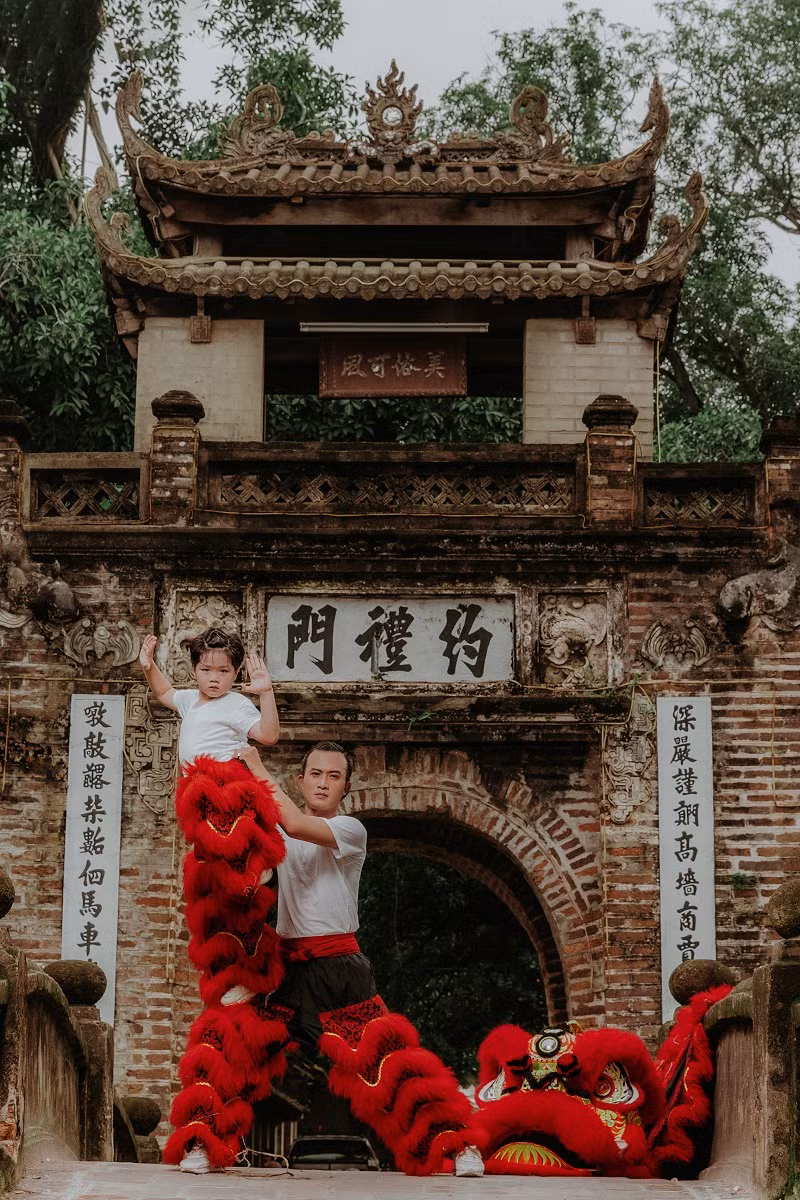 Trong bộ ảnh, hai “cha con” Doãn Quốc Đam hoá thân thành những người múa lân, diễn lại những động tác quen thuộc của môn nghệ thuật dân gian đặc biệt này.