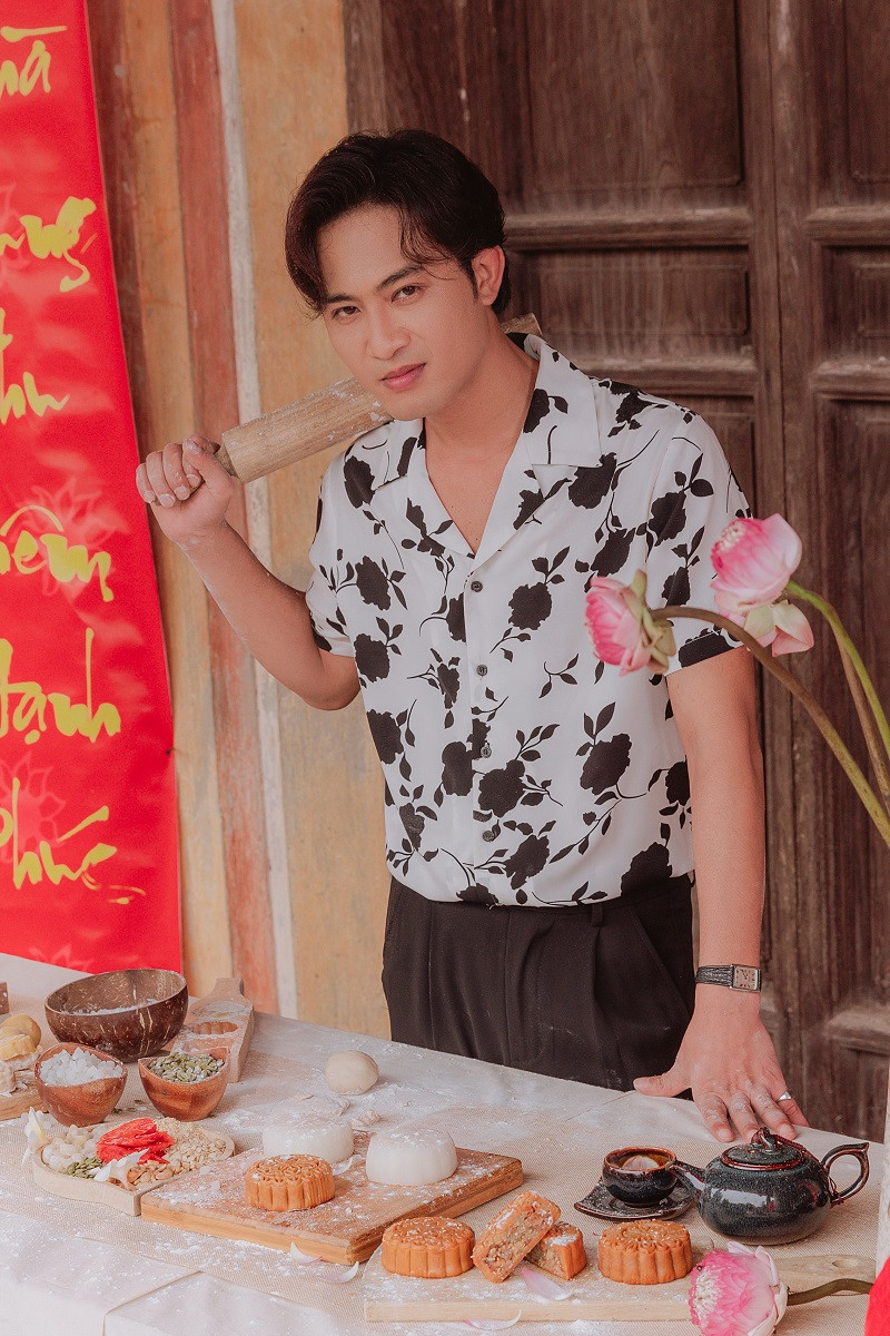 Sau một hành trình dài, cả hai đã rất thân thiết, gần gũi: “Với tôi và tất cả mọi người trong đoàn phim, Gia Nghĩa là một cậu bé đáng yêu, lém lỉnh, thông minh, diễn xuất tự nhiên. Dù thời tiết nóng, mệt, có những ngày quay từ sáng tới tối, Gia Nghĩa vẫn đầy năng lượng, hết mình, không bao giờ kêu than mệt mỏi”, Doãn Quốc Đam cho biết.