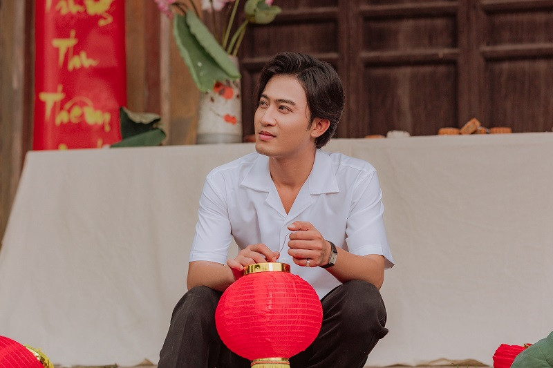 Nhắc tới thời niên thiếu, Doãn Quốc Đam cũng không quên kỷ niệm vui: “Một lần đi xem múa lân về, do quá thích tiếng trống, tôi liền lấy chậu nhôm của mẹ mang ra gõ. Do gõ quá mạnh, tôi làm hỏng chậu nhôm, bị mẹ đánh cho một trận ra trò”.