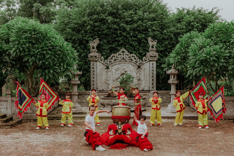 Theo diễn viên Doãn Quốc Đam, bộ ảnh là món quà anh và Gia Nghĩa gửi tới các gia đình nhân dịp Trung thu, với thông điệp về sự đoàn viên, ấm cúng.