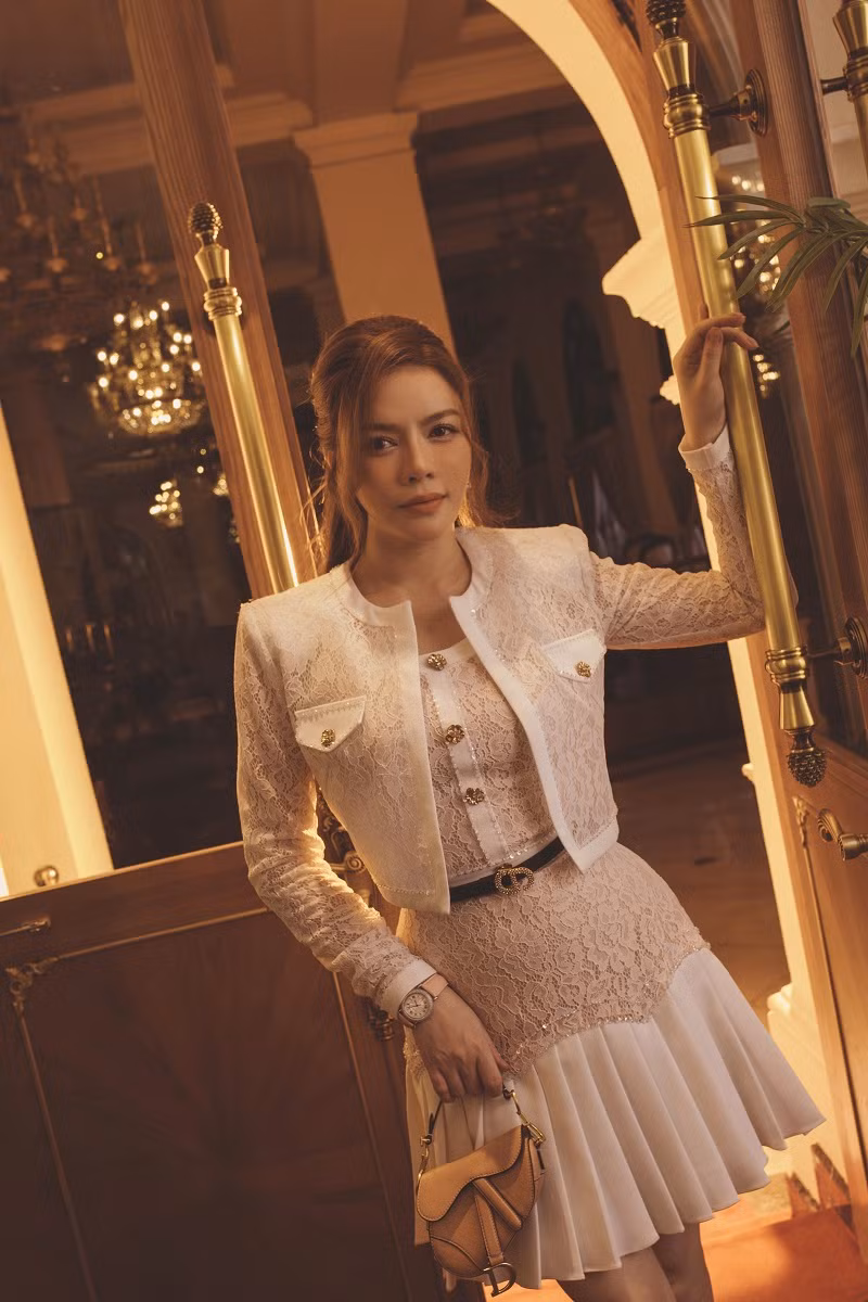 Nhân tuổi mới, cô thực hiện bộ ảnh thanh lịch, trong trẻo dành tặng bản thân và fan. Lý Nhã Kỳ lựa chọn chiếc váy phong cách cổ điển nhẹ nhàng của NTK Lê Thanh Hoà, kết hợp cùng kiểu tóc uốn nhẹ, giúp hình ảnh trở nên ngọt ngào nhưng không kém phần quyến rũ.