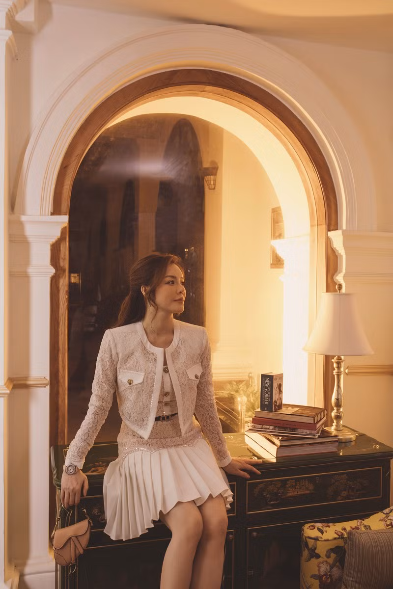 Đặc biệt, sự kết hợp giữa thời trang và phụ kiện kim cương giúp Lý Nhã Kỳ toát lên vẻ đẹp quyền lực, thanh lịch, sang trọng.