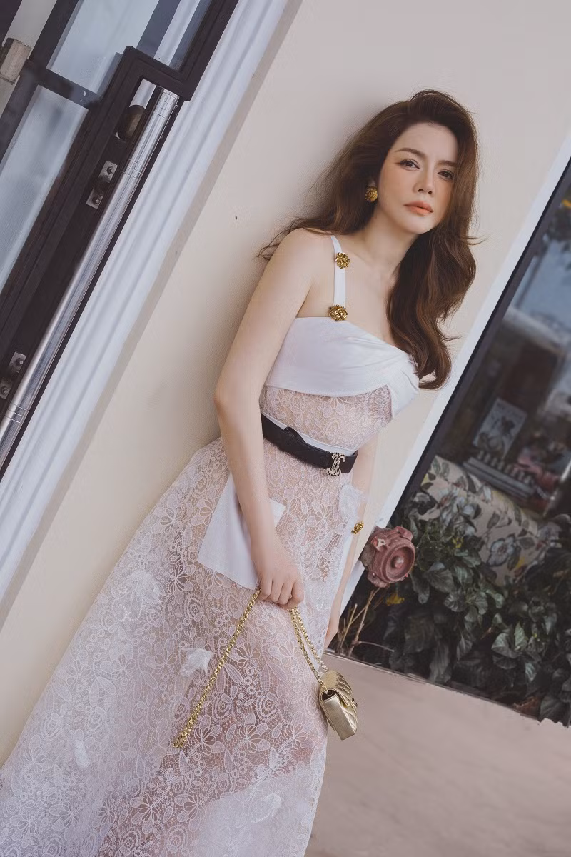 Tuy nhiên từ sau dịch COVID-19, cô sống an yên hơn và hướng vào chiều sâu của cảm xúc. Dù không tổ chức tiệc sinh nhật, Lý Nhã Kỳ vẫn nhận được nhiều lời chúc của đồng nghiệp.