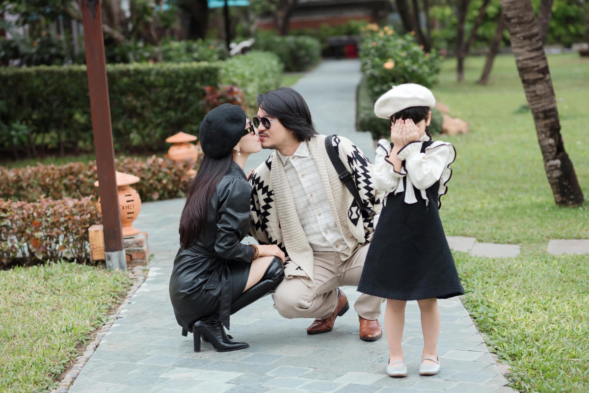 [e-Magazine] Dao dien Hoang Nhat Nam: “Phai lam dam cuoi som thoi, dang gai hoi qua roi!”-Hinh-9