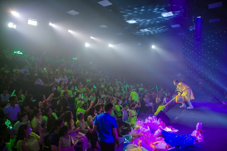 Hồ Văn Cường còn sở hữu lượng fan ngày càng đông đảo, trong đó có không ít khán giả ở độ tuổi trung niên.