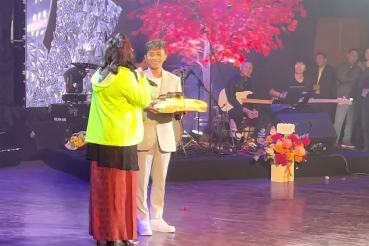Người hâm mộ mang quà "khủng" lên sân khấu tặng giọng ca trẻ. Ảnh cắt clip.