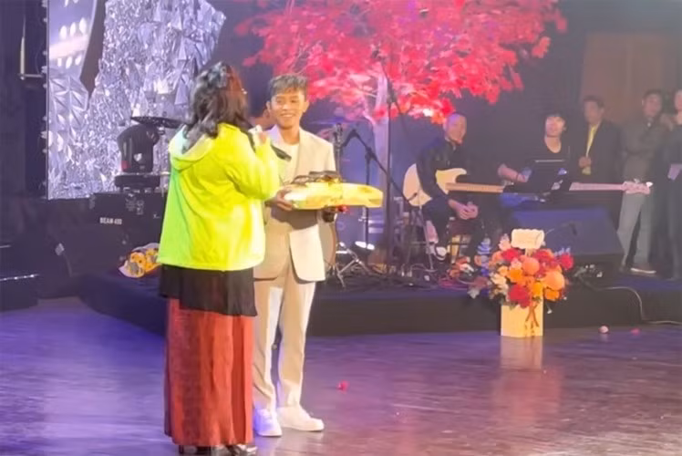 Người hâm mộ mang quà "khủng" lên sân khấu tặng giọng ca trẻ. Ảnh cắt clip.
